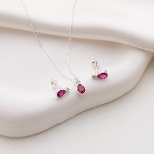 Set van 925 sterlingzilveren ketting en oorknopjes met rode robijn en zirkoon