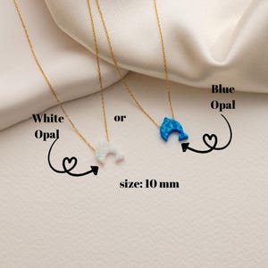 Puede incluir: Collares de cadena dorada con colgantes de delfín. Los colgantes están disponibles en ópalo blanco o azul. El tamaño del colgante de delfín es de 10 mm.