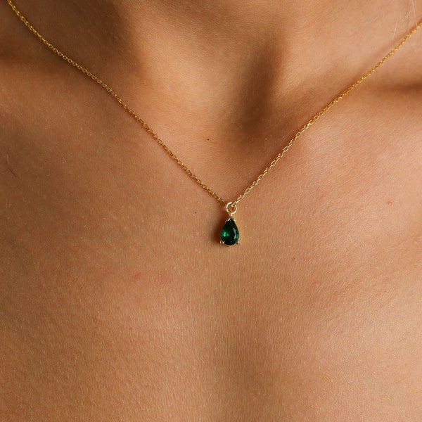 Collier vert émeraude, pendentif de pierre de naissance de mai, collier émeraude enduit d'or, collier ras de cou petite larme en argent et émeraude