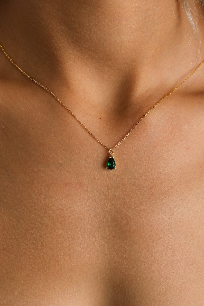 Collana verde smeraldo, ciondolo portafortuna di maggio, collana di smeraldi riempiti d'oro, piccola collana girocollo di smeraldi a goccia d'argento immagine 1