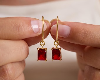 Pendientes colgantes de rubí con talla esmeralda: delicados pendientes de plata de ley bañados en oro con la piedra de nacimiento de julio.