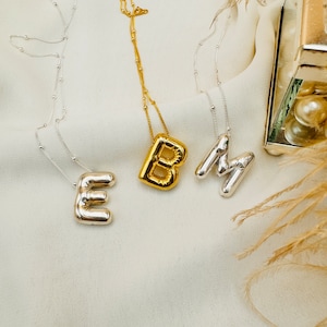 Collar de letras de burbujas Colgante inicial de globo Collar inicial lateral, Colgante de letras de burbujas de plata Colgante de globo de letras de plata