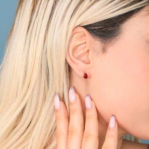 Pendientes colgantes de rubí rojo chapados en oro de 14 k con piedra natal de julio, minimalistas, de cristal y plata, regalo para ella