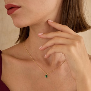 Collar verde esmeralda en forma de lágrima: colgante con piedra de nacimiento de mayo bañado en oro