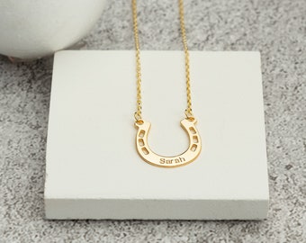 Kleine hoefijzer ketting aangepaste naam gegraveerd, hoefijzer Lucky ketting, paard liefhebbers cadeau, cadeau voor hem, cadeau voor mama, goud en Rose goud