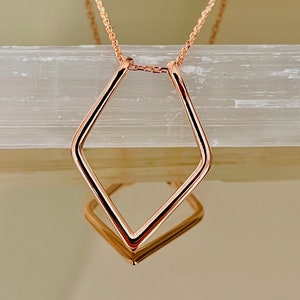 Collier porte-bague géométrique avec chaîne épaisse, options taille de bague pour 3 à 11 ans, cadeau de chirurgien, cadeau de Noël, bague de fiançailles, gardien, porte-bague de mariage ROSE GOLD PLATED