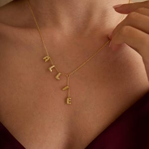 Collar con nombre personalizado Lariat Collar con nombre en forma de Y con letras de burbuja Realza tu estilo Joyas Regalo para ella Collar con nombre bañado en oro
