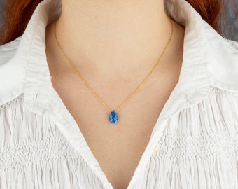 Collana con opale di pera blu scuro Collana con goccia di opale blu delicato Collana con goccia di pietre preziose Collana a strati alla moda Regalo per la mamma