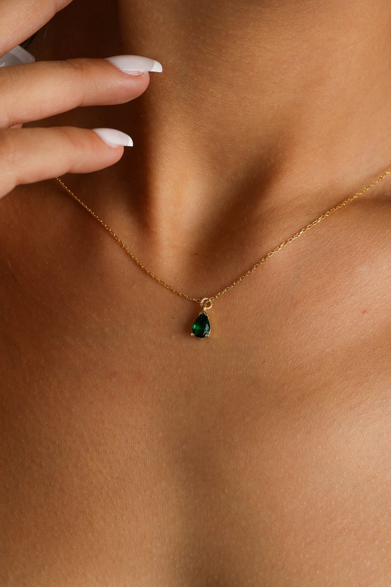 Collana verde smeraldo, ciondolo portafortuna di maggio, collana di smeraldi riempiti d'oro, piccola collana girocollo di smeraldi a goccia d'argento immagine 3