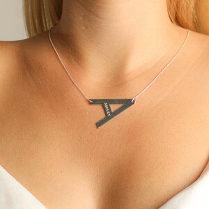 Collar con letra grande, collar con inicial grande y placa con nombre, colgante con letra lateral personalizada, regalo para él, regalo para ella, regalo promocionado