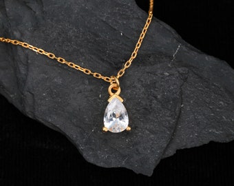 Collar delicado de diamantes en forma de pera: colgante en forma de lágrima bañado en oro de 14 k