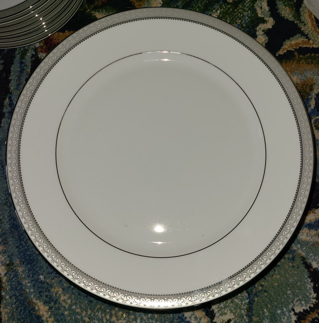 Piatto Fondo Mikasa Platinum Crown In Porcellana Bianca Con Bordo Platino - 21,6 Cm Di Diametro