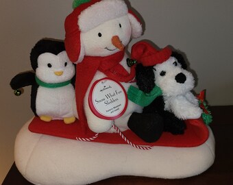 NEW WITH TAGS Hallmark 2007 Jingle Pals Snowman Sleigh Ride Musical Animated Sled Penguin Dog