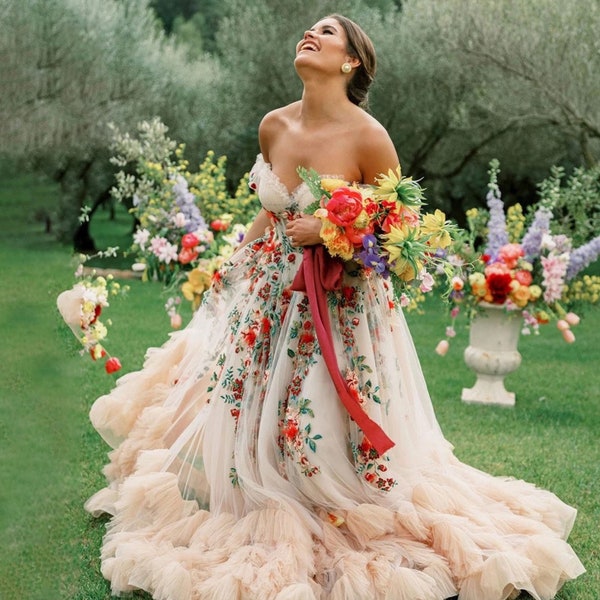 Betoverende bloemen geborduurde mesh gezwollen trouwjurk, liefje overlay tule champagne bloei bloem bruidsjurken - kanten tule galajurk