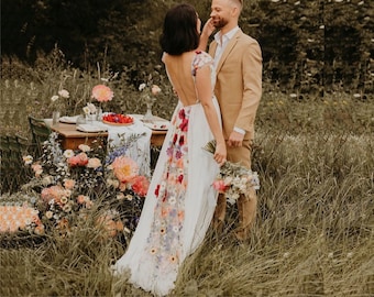 Öffnen Sie zurück bunt besticktes Brautkleid - eklektisches Boho A-Linie Brautkleid - Fotografie V-Ausschnitt Garten wunderliches Blumenhochzeitskleid