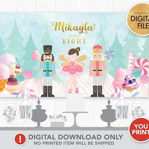 Puede incluir: Un telón de fondo digital imprimible para una fiesta de cumpleaños. El telón de fondo presenta un fondo azul claro con un tema de cuento de invierno. El texto "Mikayla Turns Eight" se muestra en letras doradas. El telón de fondo también presenta una bailarina, dos figuras de cascanueces y varios dulces y golosinas.