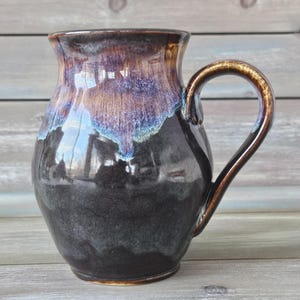 Iron Sky Keramikmugg – Handgjord Keramisk Kaffemugg – Hjulgjuten Stengodsmugg – Mörk Metallisk Glasyr Hantverksmugg