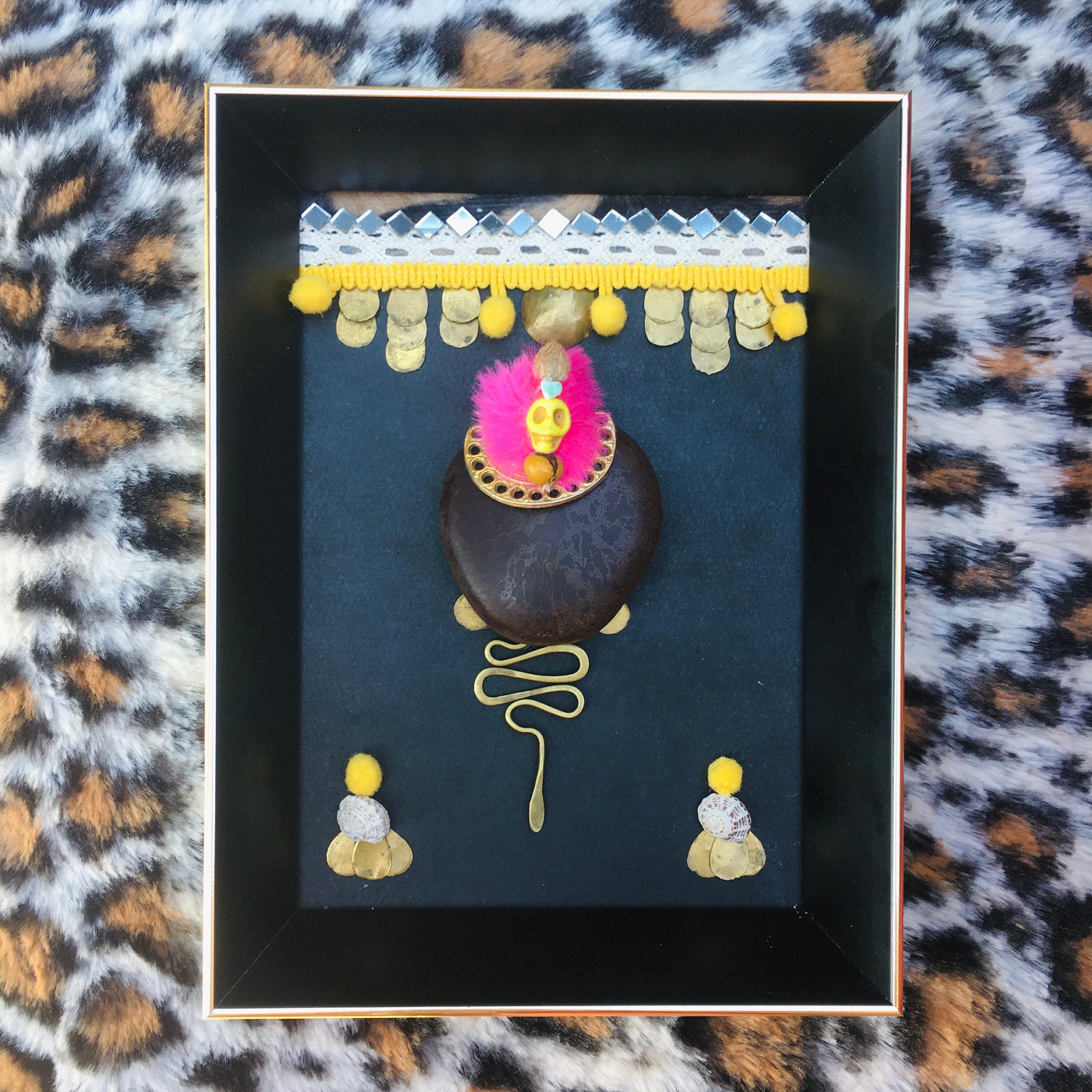 Cadre Grigri avec Graine de Wawa et Réplique Bijou Précolombien Guerrier Décoré. Décoration Murale C