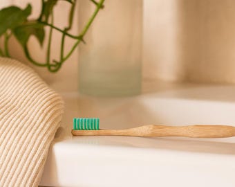 Spazzolino da denti ecologico, senza plastica, per l'igiene orale, colore verde.