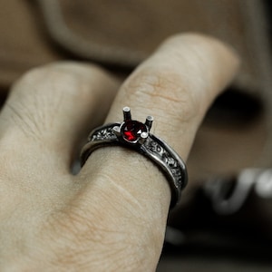 Anillo minimalista de rubí - Joyería gótica para parejas en plata oxidada
