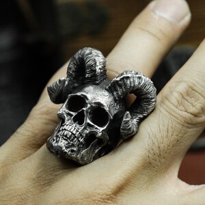 Anello con teschio di Satana - Grande fascia in argento con corna di ariete curve da uomo