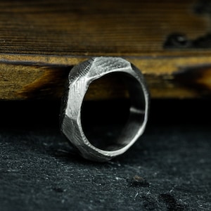 Ring met geometrisch gesteente: steenachtige zilveren band met textuur voor minimalistische slijtage