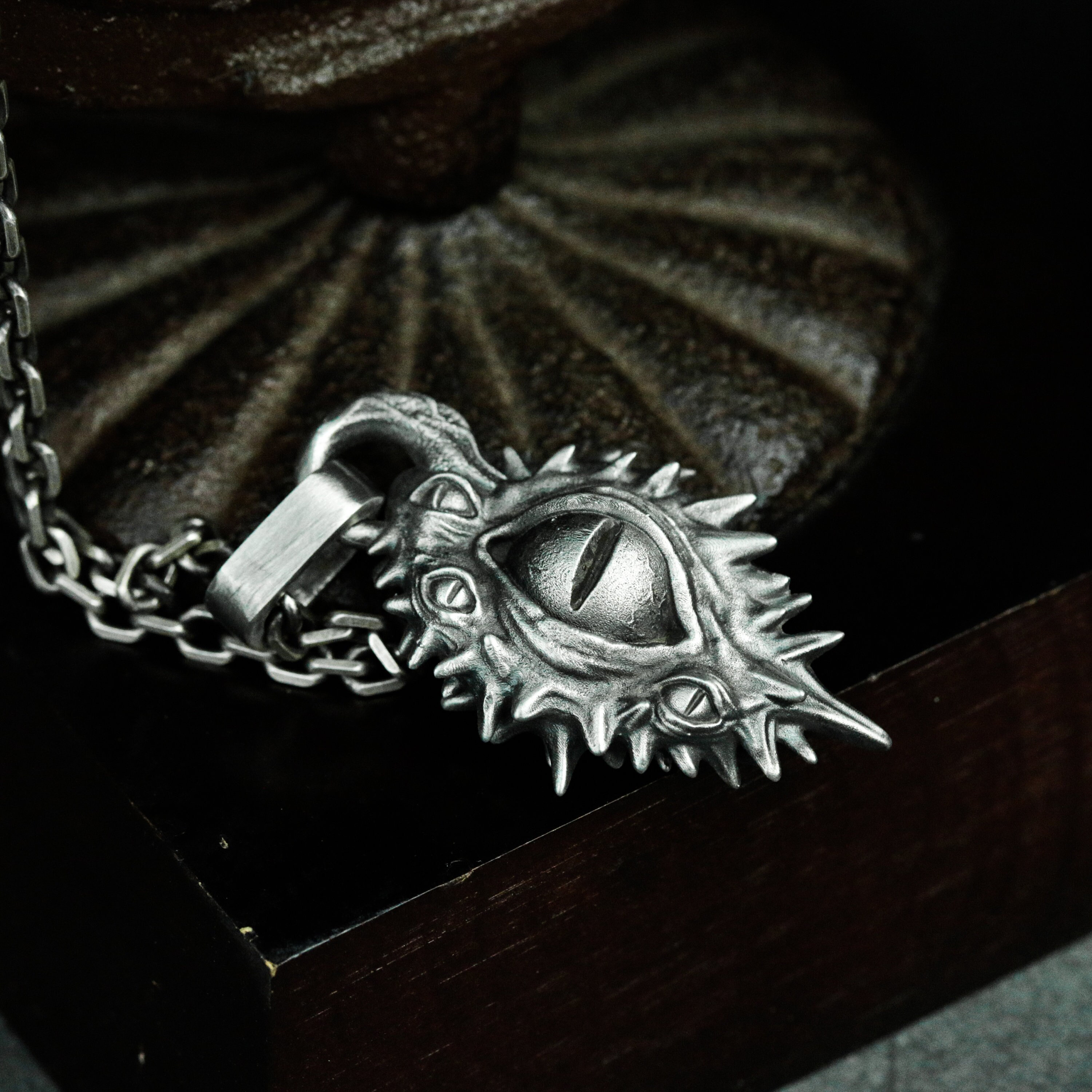 DGP Portachiavi Ciondolo Occhio Di Sauron, Design Realistico E Infuocato, In Metallo, 25x25 Mm, 10 G, Per Fan Del Signore Degli Anelli