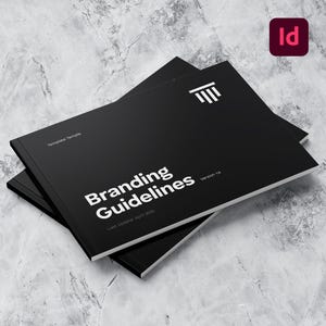 Könnte beinhalten: Branding Guidelines-Dokument mit schwarzem Umschlag und weißem Text. Das Dokument liegt auf einem anderen schwarzen Dokument. Der Text auf dem Umschlag lautet "Branding Guidelines" und "Version 1.0".
