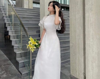 Robe vietnamienne blanche en soie Ao dai (áo dài cách tân chất voan bóng ) Mariage Ao dai, Ao Dai pour filles, Ao Dai pour femmes, Ao Dai Tet Viet Nam