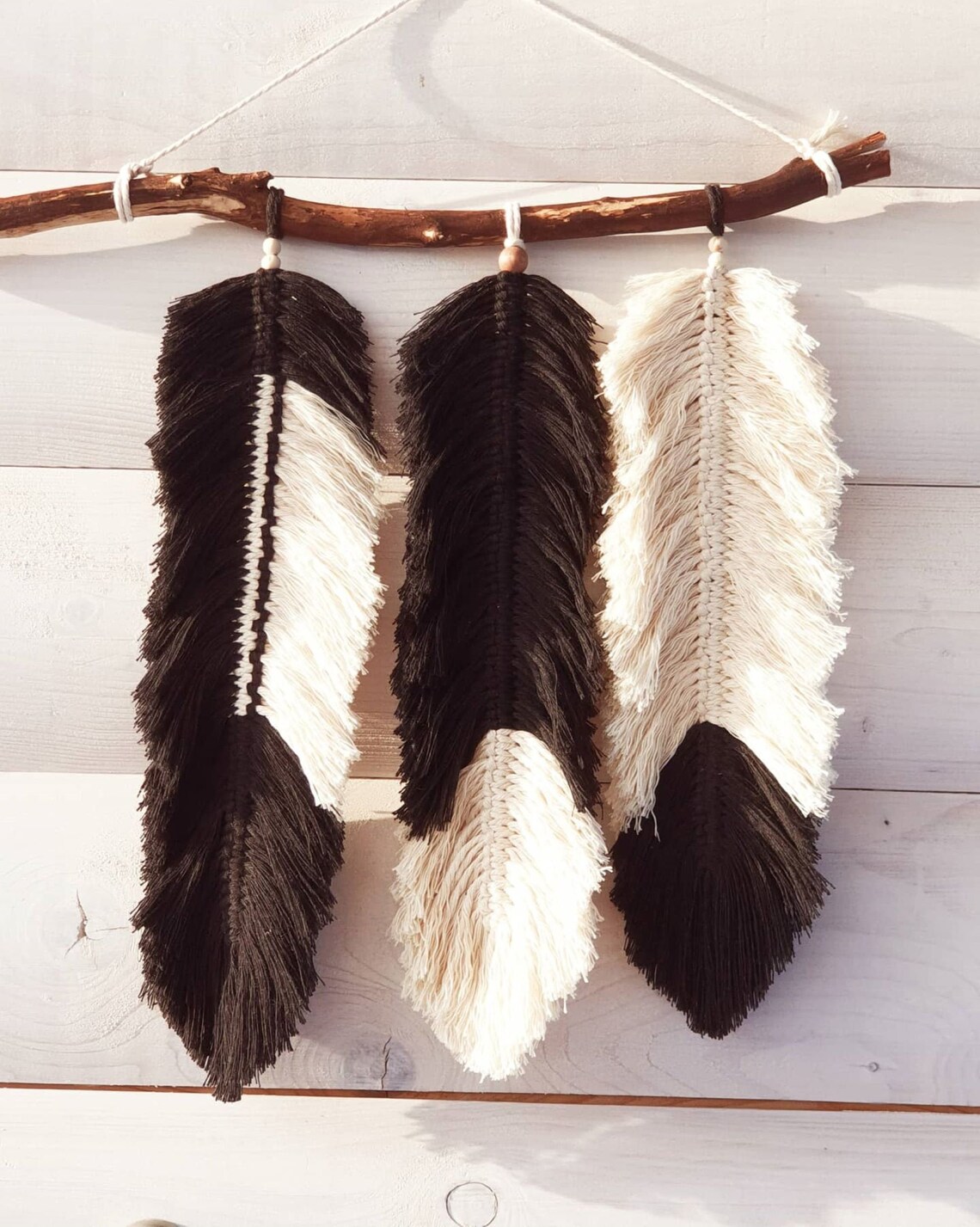 Schwarzer Vogel Federst weiße Federn hängen an der Wand | Etsy