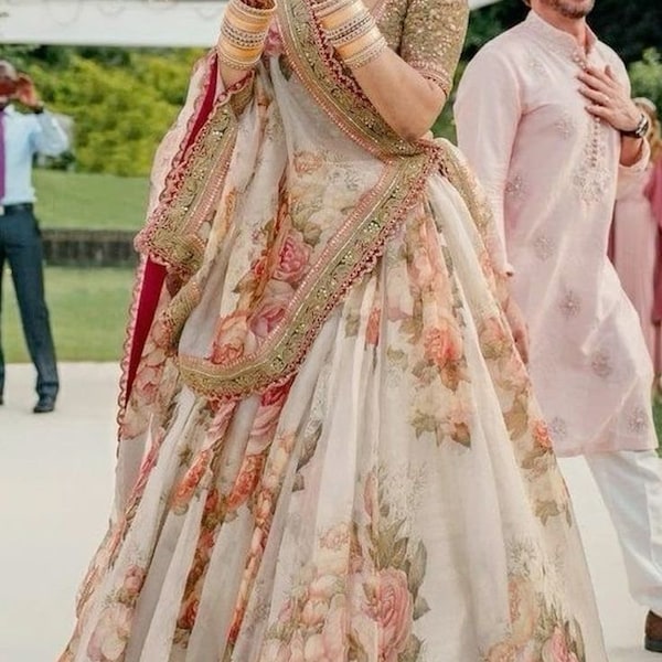 Impression numérique Sabyasachi Lehenga Choli, designer florale Lehenga crème pour la mariée indienne Sangit Mehendi