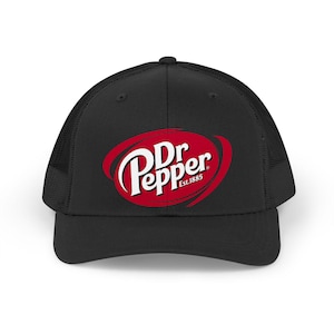 Boné de caminhoneiro com o logotipo da Dr. Pepper, fundada em 1885.
