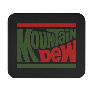 Puede incluir: Un ratón negro con un logotipo "Mountain Dew" verde y rojo. El logotipo está estilizado con una fuente retro.