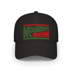 Puede incluir: Gorra de béisbol negra con el logotipo "Mountain Dew" en verde y rojo. El texto está encerrado en un rectángulo rojo y verde. La gorra tiene una visera curva y una correa ajustable.