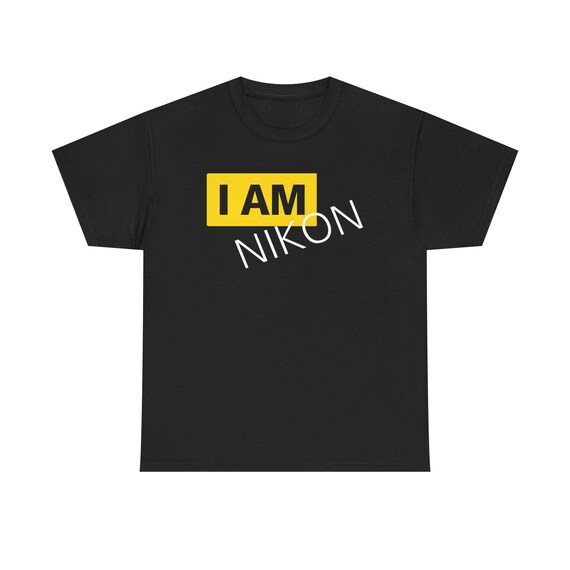 T-shirt Unisexe Gildan "I Am Nikon" - Logo Appareil Photo, Couleurs Assorties, Tailles S à 5XL - Neuf Sans étiquettes