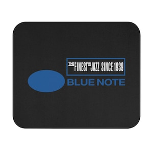 Könnte beinhalten: Schwarze Mausmatte mit einem blauen Oval und dem Text "THE FINEST IN JAZZ SINCE 1939" und "BLUE NOTE" in Weiß.