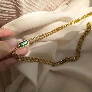 Asymmetrische Smaragd Zirkonia Halskette aus 18 Karat vergoldetem Edelstahl Bild 7