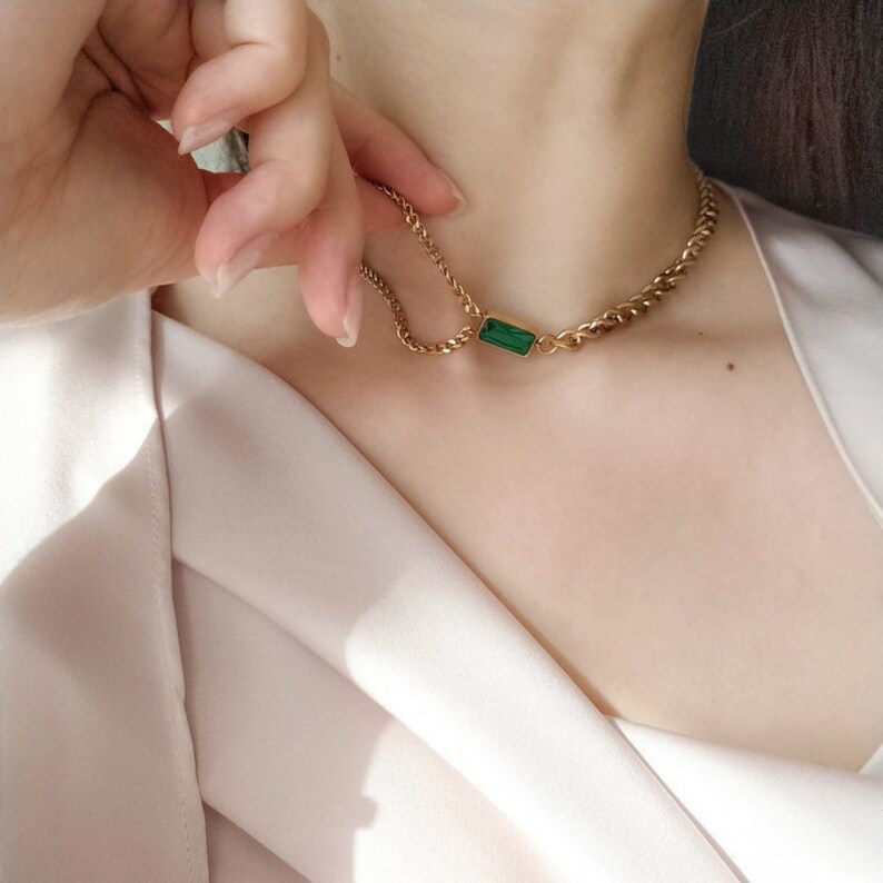 Asymmetrische Smaragd Zirkonia Halskette aus 18 Karat vergoldetem Edelstahl Bild 2