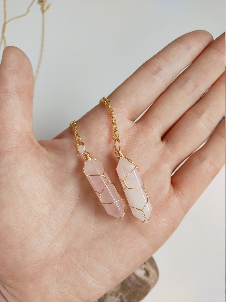 Raw crystal necklace, Wire Wrapped Crystal Necklace, Clear Quartz Crystal Point Necklace, birthstone necklace, golden silver crystal Różowy kwarc