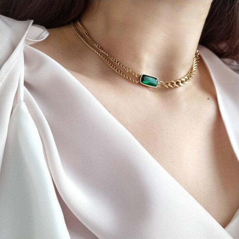 Asymmetrische Smaragd Zirkonia Halskette aus 18 Karat vergoldetem Edelstahl Bild 3