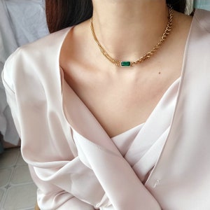 Asymmetrische Smaragd Zirkonia Halskette aus 18 Karat vergoldetem Edelstahl Bild 5
