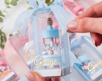 Bomboniera per battesimo o baby shower: regalo personalizzato con giostra in legno in scatola di mica, ricordo personalizzato con nome e nastro per bambini