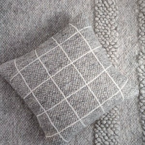 Handwoven Gray Wool Throw pillow. Created from authentic ukrainian carpathian wool. 100% sheeps wool scandy style. Grey cushion zdjęcie 4