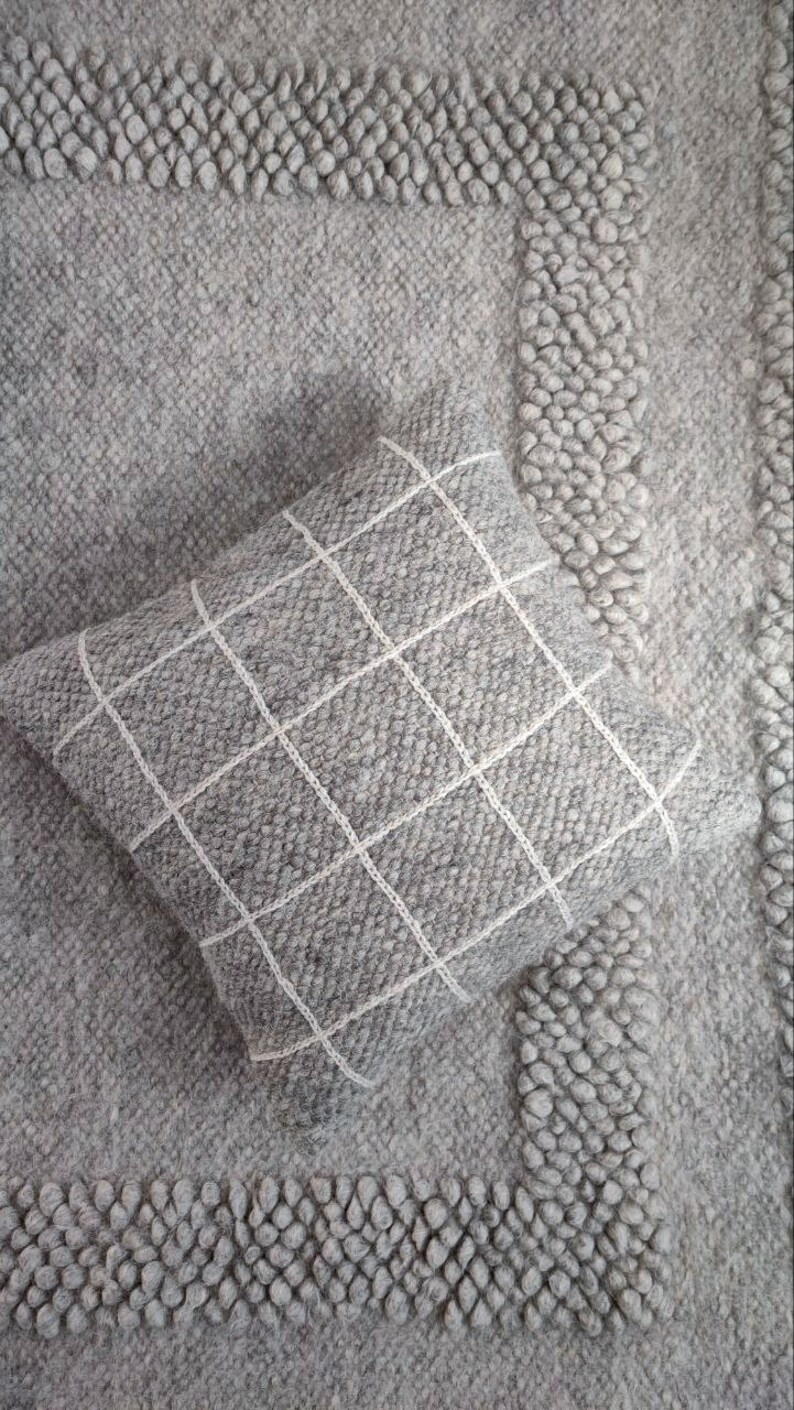 Handwoven Gray Wool Throw pillow. Created from authentic ukrainian carpathian wool. 100% sheeps wool scandy style. Grey cushion zdjęcie 4