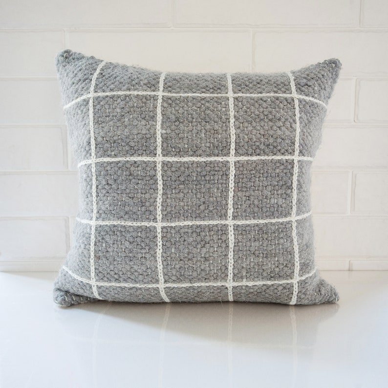 Handwoven Gray Wool Throw pillow. Created from authentic ukrainian carpathian wool. 100% sheeps wool scandy style. Grey cushion zdjęcie 1