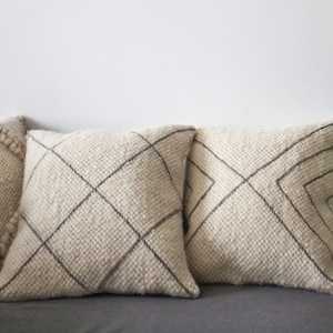 Crème gestreepte kussensloop, esthetisch voor minimalistisch interieur, vierkante kussensloop van schapenwol, perfect voor housewarmingcadeaus