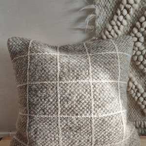 Handwoven Gray Wool Throw pillow. Created from authentic ukrainian carpathian wool. 100% sheeps wool scandy style. Grey cushion zdjęcie 8