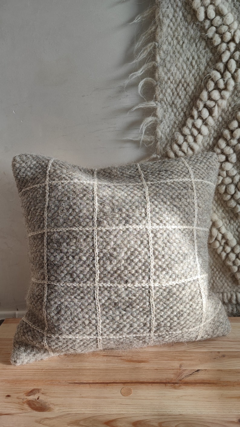 Handwoven Gray Wool Throw pillow. Created from authentic ukrainian carpathian wool. 100% sheeps wool scandy style. Grey cushion zdjęcie 8