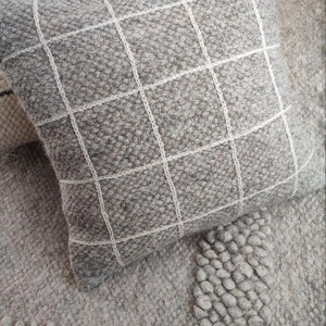 Handwoven Gray Wool Throw pillow. Created from authentic ukrainian carpathian wool. 100% sheeps wool scandy style. Grey cushion zdjęcie 7