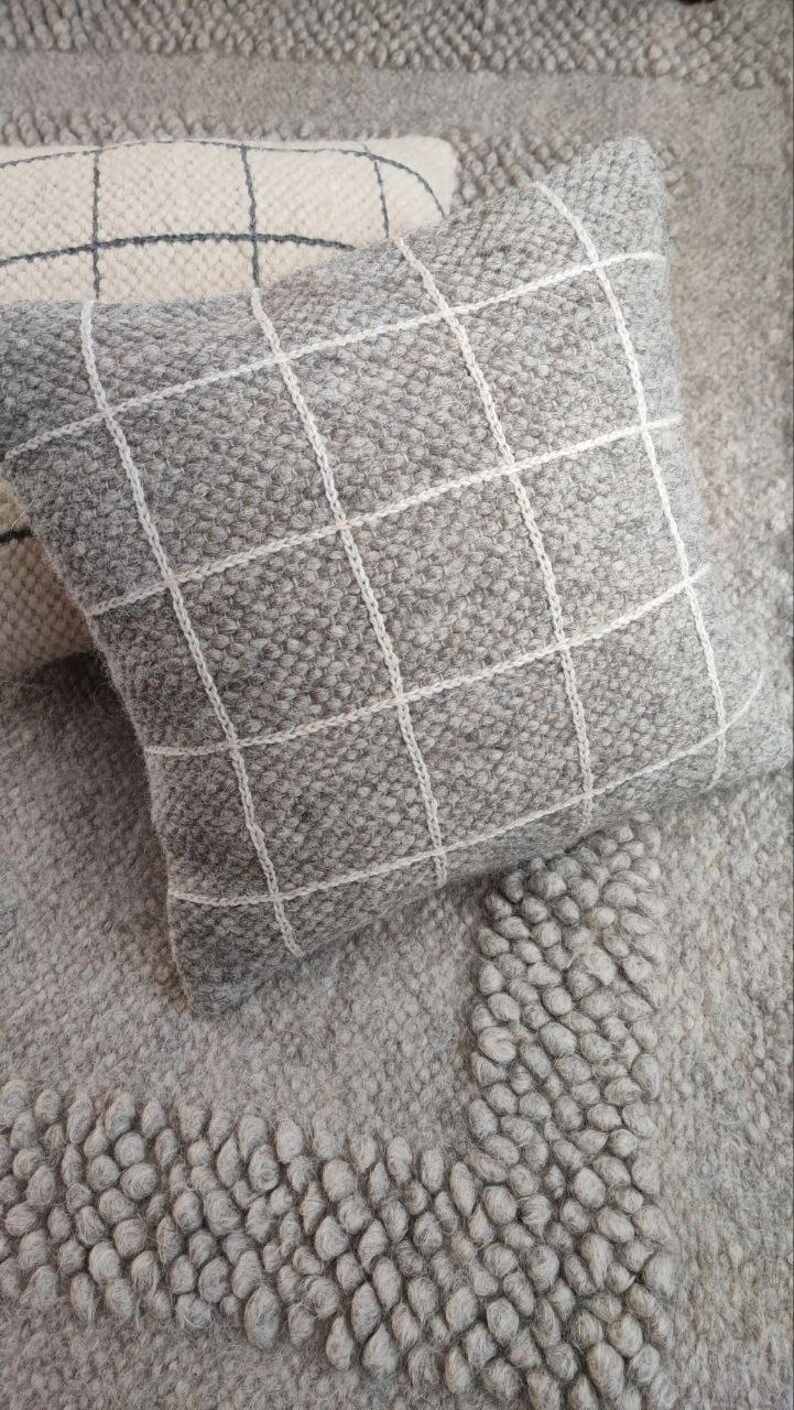 Handwoven Gray Wool Throw pillow. Created from authentic ukrainian carpathian wool. 100% sheeps wool scandy style. Grey cushion zdjęcie 7